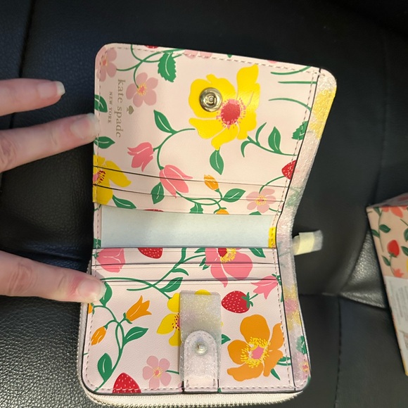 Wallet Kate Spade Boxed Madison Strawberry Garden Small Zip Around Bifold Wallet - Picture 10 of 14
